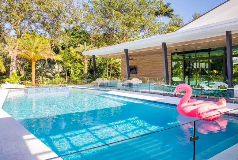 outdoor pool decor idea